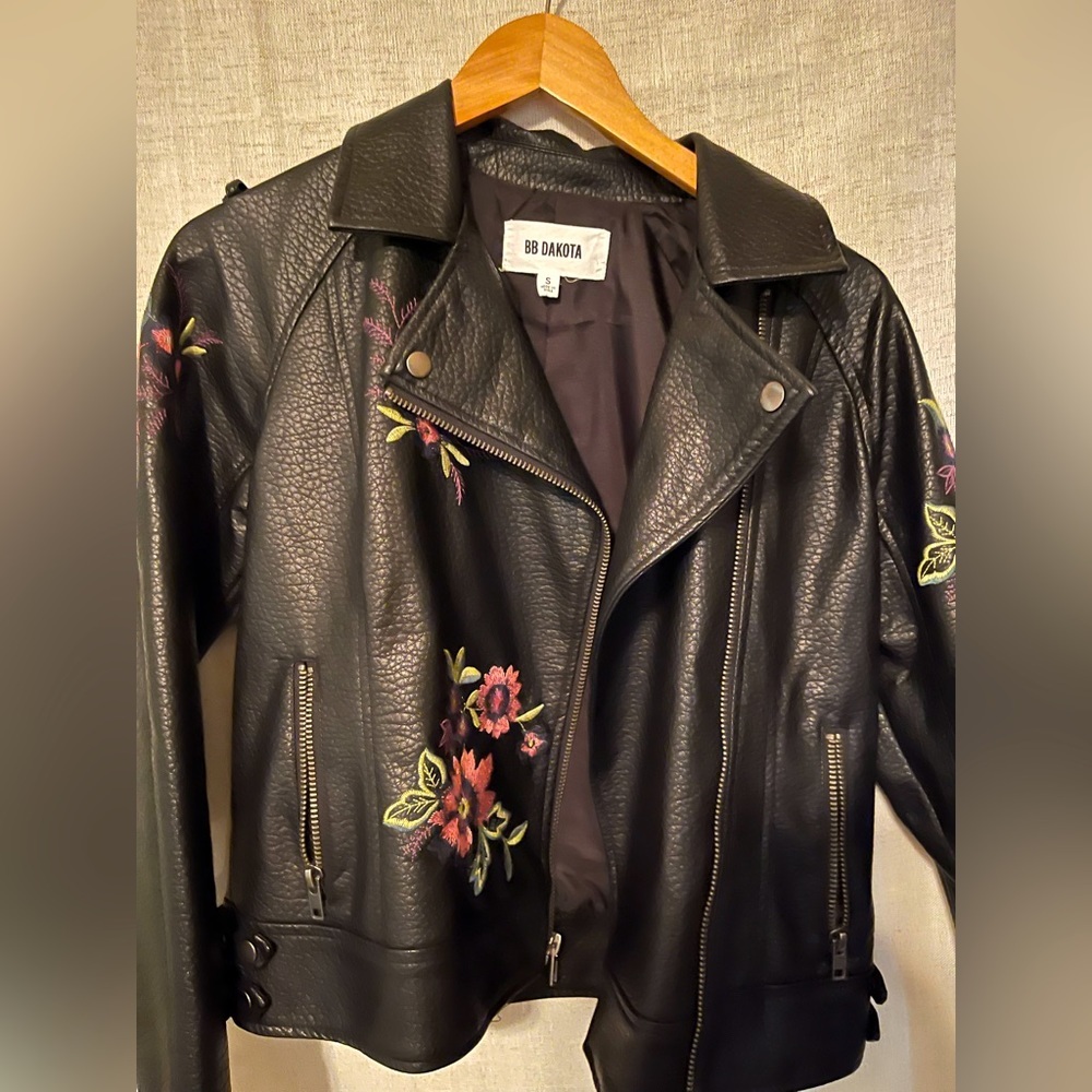 BB Dakota Baxley Faux Leather Floral Embroidered Biker Jacket Size S - Picture 4 of 9